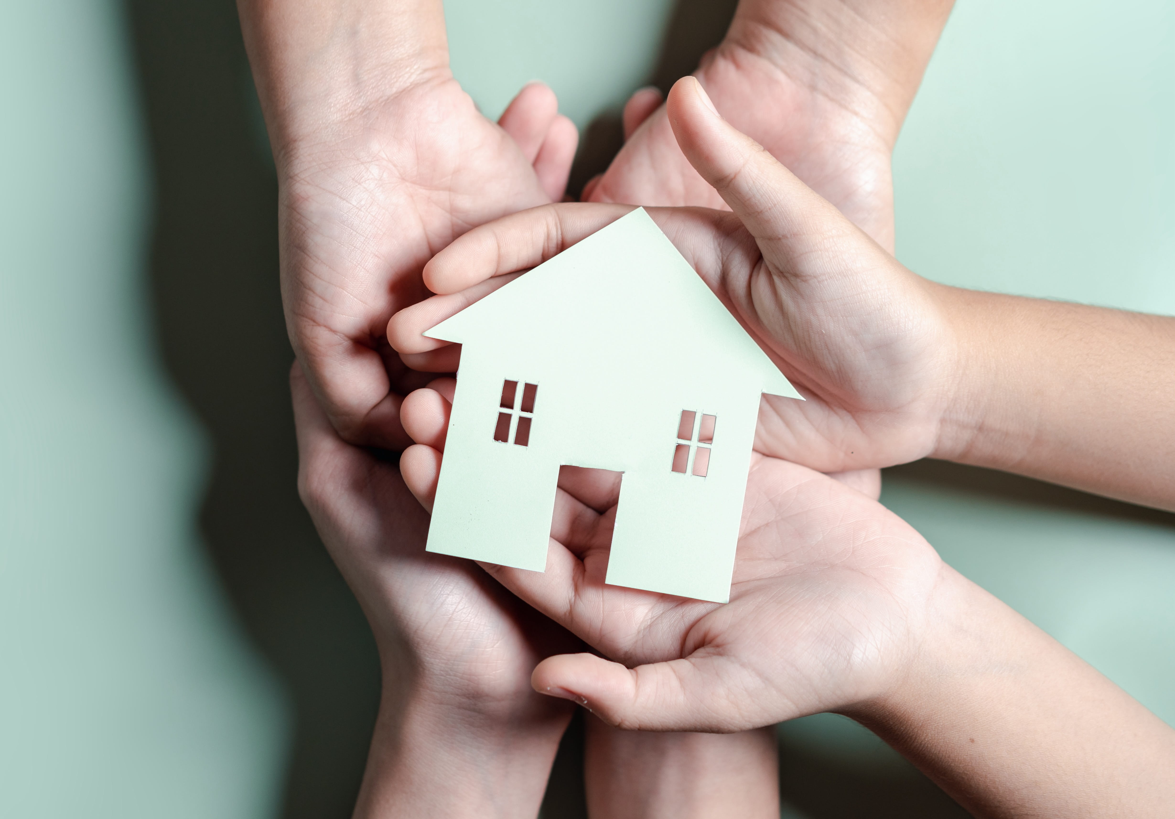 複数人がハイタッチで手を合わせている様子