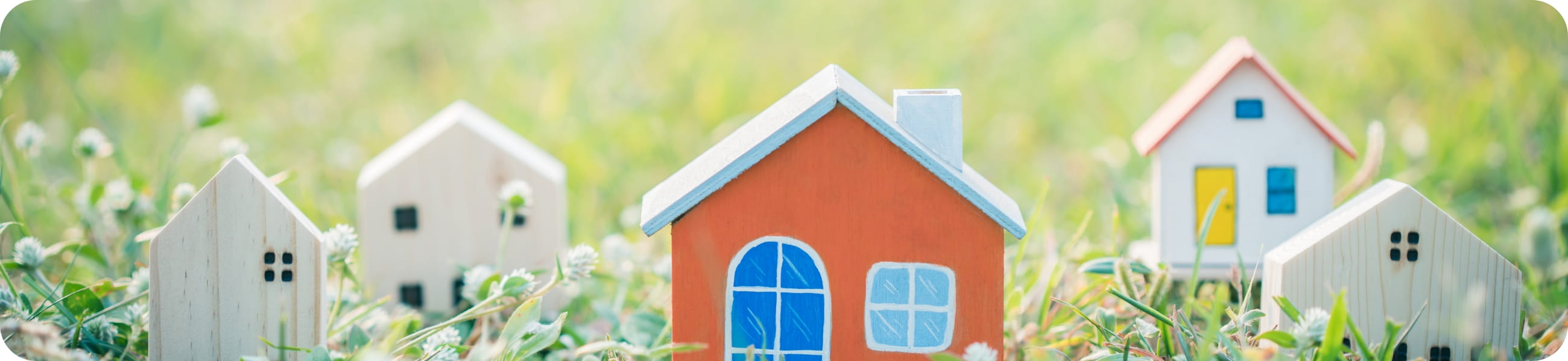 草原に並ぶカラフルな家の模型